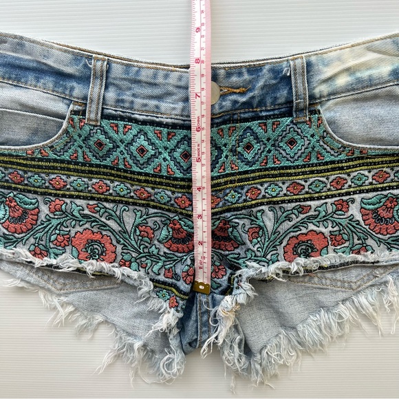 Billabong Denim Shorts Embroidered Floral Frayed Low Beach Festival Size 26 8 - Picture 15 of 15